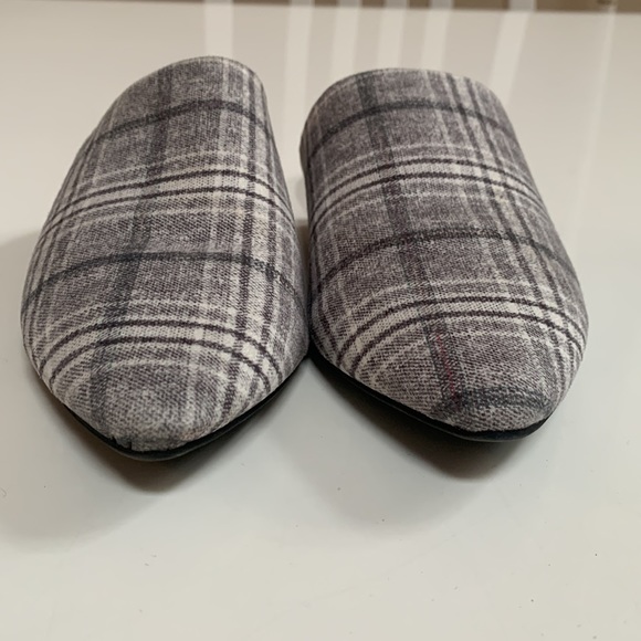 ⭐️HOST PICK⭐️ [7] Plaid flats - Picture 2 of 11